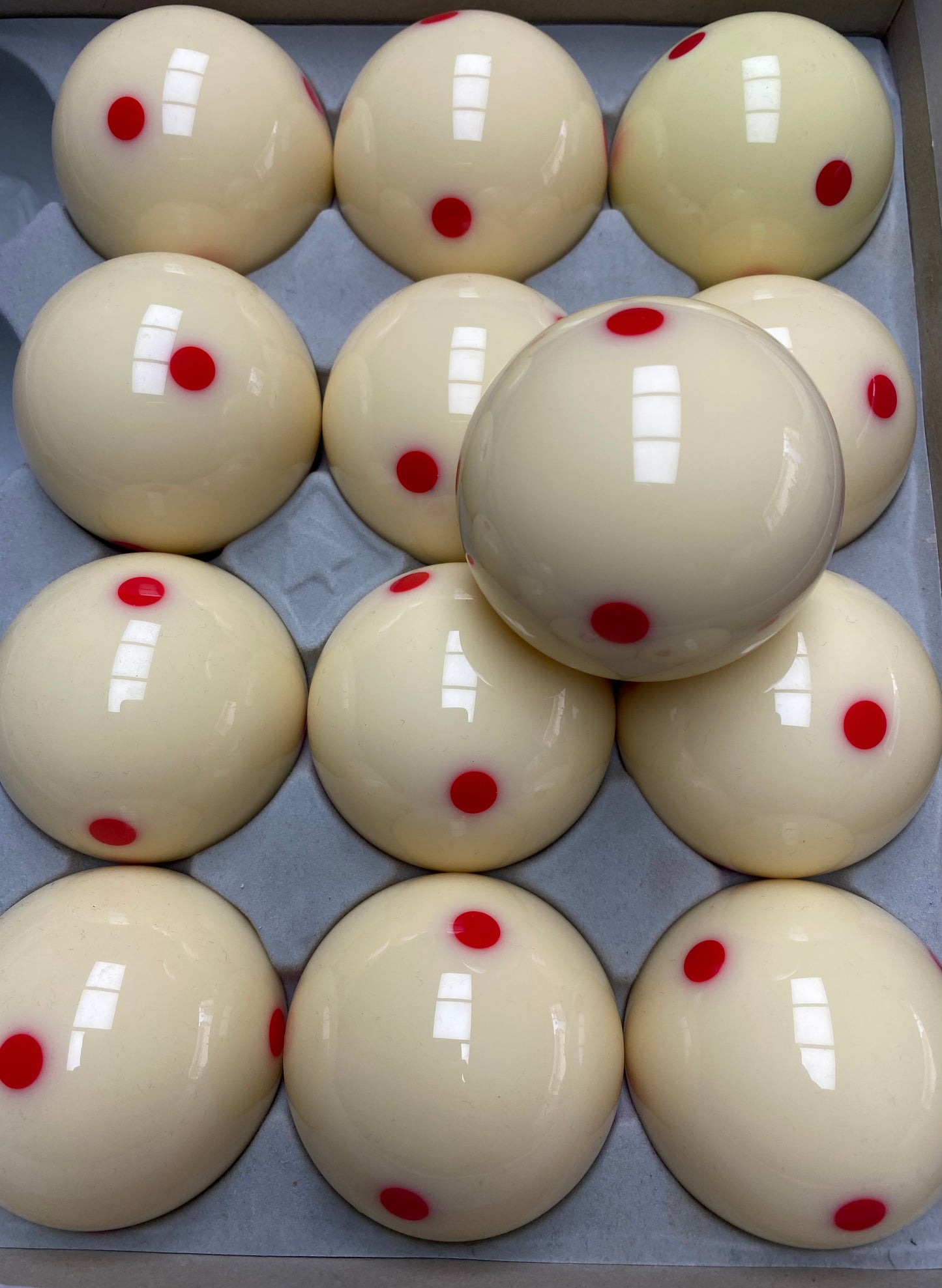 Boule blanch point rouge 🔴